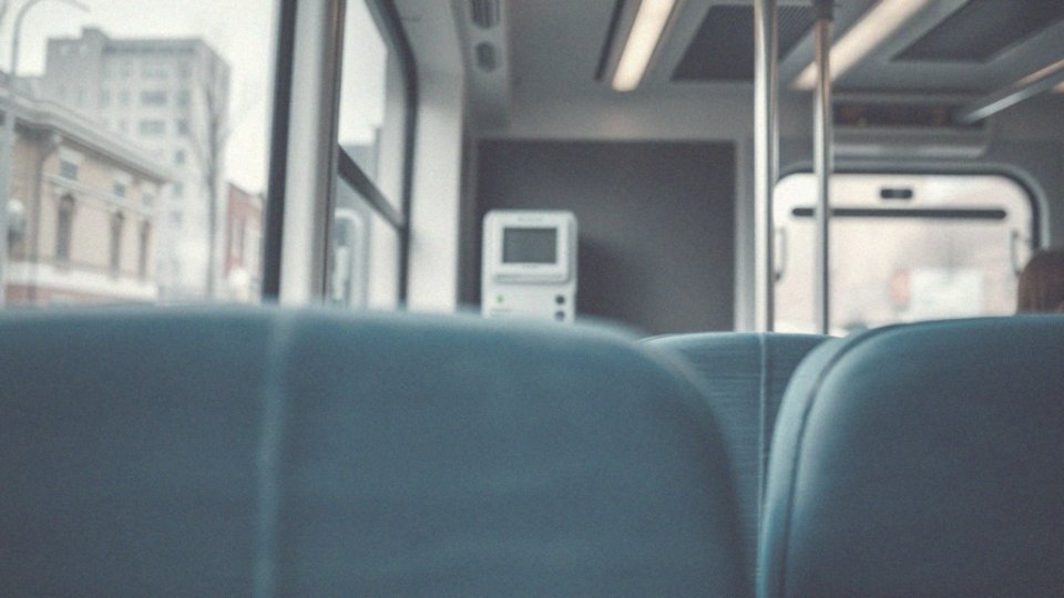 Do jakich zniżek uprawnia legitymacja emeryta-rencisty w transporcie?